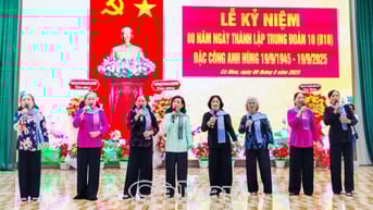 Cuộc hội ngộ đẹp giữa văn công và khán giả Đ10