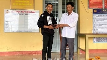 Nhặt được ví giữa đường, Tổ trưởng an ninh trật tự cơ sở giao nộp Công an trao trả người đánh mất