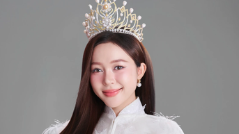 Kiều Duy hưởng ứng tinh thần 2/9 với áo dài trắng trên trang chủ Miss International