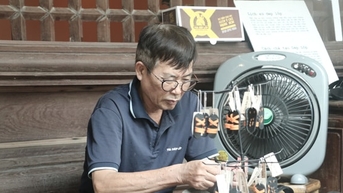 “Huyền thoại bước chân” mùa 2: Khi đôi dép cao su kể chuyện lịch sử