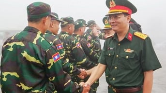 120 cán bộ, chiến sĩ quân đội Lào sang Việt Nam tham gia diễu binh A80