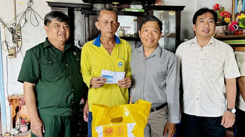 Thăm, tặng quà nạn nhân chất độc da cam xã Kế Sách
