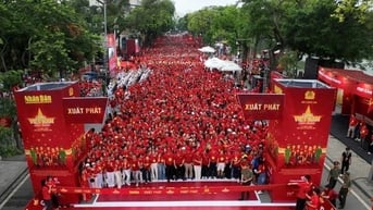 Hơn 1 triệu người đồng thanh hát Quốc ca và đi bộ “Cùng Việt Nam tiến bước”
