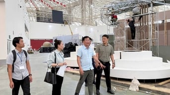 Chủ tịch Hồ Văn Mười kiểm tra không gian triển lãm Lâm Đồng - Hội tụ và tỏa sáng tại Hà Nội chào mừng 80 năm Quốc khánh