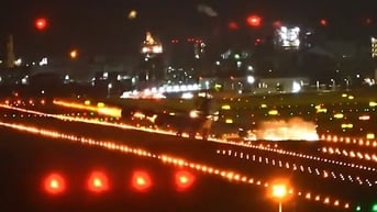 Máy bay chao đảo giữa bão, bắn tia lửa khi cánh quẹt vào đường băng