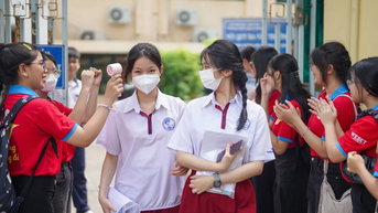 សិស្ស​ថ្នាក់​ទី​១ និង​មនុស្ស​ចាស់​នៅ​ទីក្រុង​ហូជីមិញ​ត្រឡប់​មក​សាលា​វិញ​នៅ​ថ្ងៃ​ទី​២០ ខែ​សីហា