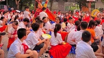 Phát hiện con bị “học chui” cả năm lớp 1, phụ huynh bất lực tìm trường mới