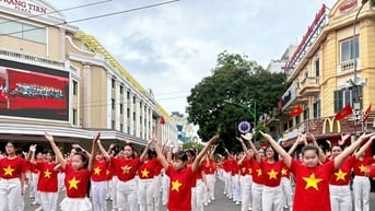 800 học sinh phường Cửa Nam đồng diễn chào mừng 80 năm Cách mạng Tháng Tám và Quốc khánh 2-9