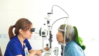 Bệnh viện Mắt Việt An tầm soát mắt miễn phí cho người dân xã Duy Xuyên