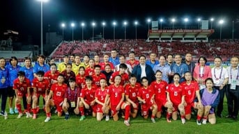 팜민친 총리가 경기에 참석하여 베트남 여자 축구팀을 격려했습니다.