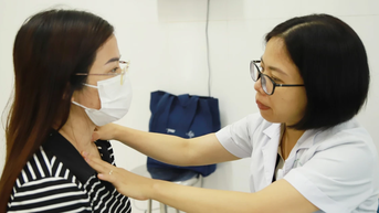 Hơn 300 người dân được khám sàng lọc ung thư miễn phí