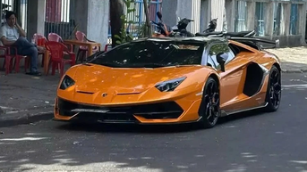 Lamborghini Aventador SVJ giá chục tỷ "ăn cơm" gà vỉa hè ở Phú Yên