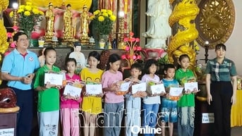 Hỗ trợ 50 học sinh có hoàn cảnh khó khăn