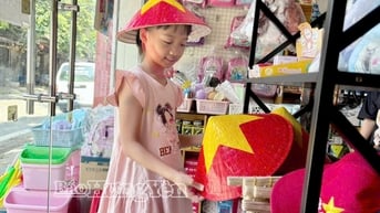 Hưng Yên: Thị trường thời trang, phụ kiện in cờ đỏ sao vàng hút khách dịp kỷ niệm Quốc khánh 2/9