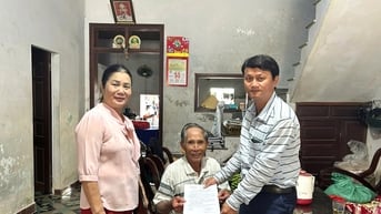 Xã Thượng Đức hỗ trợ người yếu thế làm hồ sơ trợ cấp tại nhà