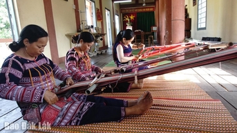 Thổ cẩm Ba Na hồi sinh