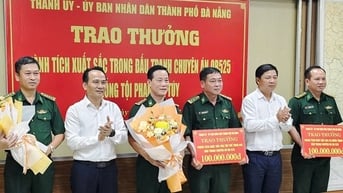 Khen thưởng đột xuất lực lượng triệt phá chuyên án gần 300 kg ma túy