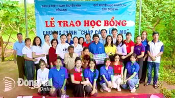 Một nữ sinh có hoàn cảnh khó khăn tại xã Nghĩa Trung nhận học bổng 146 triệu đồng