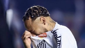 Thua đậm nhất sự nghiệp, Neymar khóc nức nở ngay trên sân