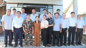 Phó Chủ tịch UBND tỉnh Huỳnh Văn Sơn trao tặng nhà tại xã Thuận Mỹ
