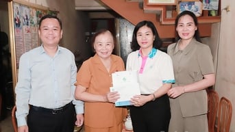 Đoàn Chủ tịch Trung ương Hội Liên hiệp Phụ nữ Việt Nam thăm, tặng quà các đảng viên hơn 50 năm tuổi Đảng