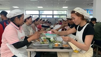 Tổ chức “Bữa cơm công đoàn” cho người lao động tại Công ty TNHH Dệt sợi Regal
