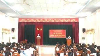 Xã Đại Lộc bồi dưỡng chính trị hè cho hơn 600 cán bộ, giáo viên