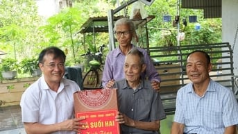 Suối Hai thăm, tặng quà hội viên cựu Công an nhân dân có hoàn cảnh khó khăn