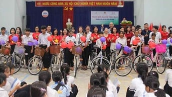 Trao quà cho học sinh khó khăn tại tỉnh Quảng Ngãi