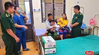 Đồn Biên phòng Mường Cai thăm hỏi con của chiến sĩ nghĩa vụ