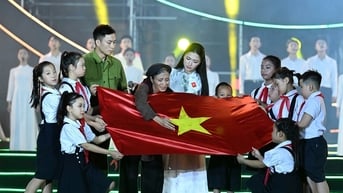 Ca khúc nhạc phim "Mưa đỏ" lần đầu được ca sĩ Hòa Minzy biểu diễn