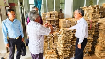 Phó Chủ tịch UBND- Châu Văn Hòa khảo sát HTX Gia công sản xuất hàng thủ công mỹ nghệ xuất khẩu An Phú