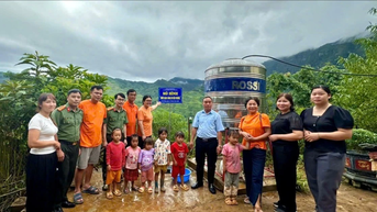 Công an Lào Cai mang nước sạch đến với trẻ em vùng cao