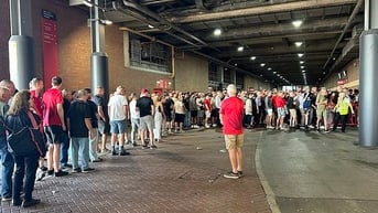 CĐV Man United và Chelsea 'phát điên' vì máy bán vé của CLB