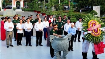 Đoàn công tác Trung ương dâng hương tưởng niệm Chủ tịch Hồ Chí Minh