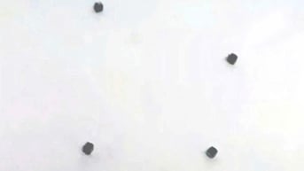 Bé trai nuốt 4 cục nam châm gây thủng ruột