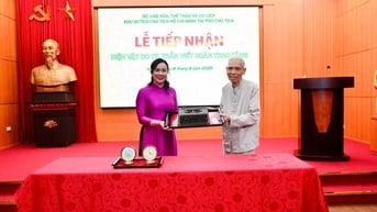 Người cận vệ của Bác Hồ tặng hai hiện vật quý cho Khu Di tích Chủ tịch Hồ Chí Minh tại Phủ Chủ tịch