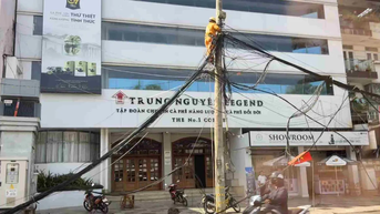 Đang tháo dỡ 8 trụ điện dưới lòng đường sau phản ánh của Báo SGGP