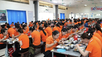 Tổ chức “Bữa cơm Công đoàn” cho gần 1.000 đoàn viên, người lao động