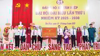 Đồng chí Trần Thị Thanh Hương dự và chỉ đạo Đại hội Đảng bộ xã Tân Hiệp