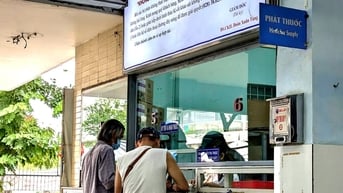 Bệnh nhân bảo hiểm y tế chi tiền túi mua thuốc ngoài, bệnh viện nói gì?