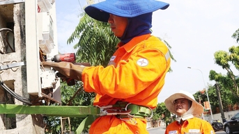 ដាក់​ការ​ខាត​បង់​របស់ EVN ទៅ​ក្នុង​តម្លៃ​អគ្គិសនី៖ 'ស្លឹក​ម្រុំ​រាប់​រយ' ធ្លាក់​មក​លើ​អ្នក​ប្រើ​អគ្គិសនី?