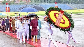 Chùm ảnh: Quốc vương Bhutan và Hoàng hậu vào Lăng viếng Chủ tịch Hồ Chí Minh