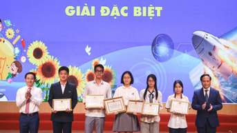 ពិធីប្រគល់រង្វាន់នៃការប្រកួតប្រជែងច្នៃប្រឌិតទីក្រុងហាណូយលើកទី ២១ សម្រាប់យុវជន និងកុមារ