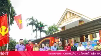 Rực rỡ cờ Đảng, cờ Tổ quốc trên những bản làng dân tộc Chứt