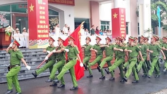 80 NĂM NGÀY TRUYỀN THỐNG CÔNG AN NHÂN DÂN VIỆT NAM (19/8/1945-19/8/2025) VÀ 20 NĂM NGÀY HỘI TOÀN DÂN BẢO VỆ AN NINH TỔ QUỐC (19/8/2005-19/8/2025) Tiếp nối truyền thống vinh quang 80 năm Công an nhân dân