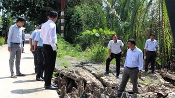 Khảo sát tình trạng sạt lở tại xã Bình Đức