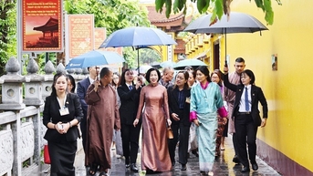 ភរិយារបស់ប្រធានាធិបតី និងព្រះមហាក្សត្រីនៃប្រទេសប៊ូតង់ អុជធូបនៅវត្ត Tran Quoc