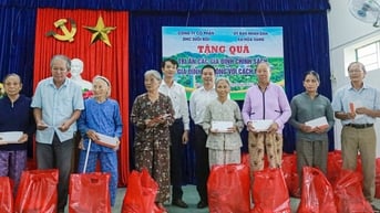 Dâng hương tri ân anh hùng liệt sĩ và tặng quà gia đình chính sách tại xã Hòa Vang