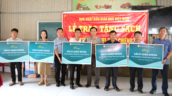NXB Giáo dục Việt Nam trao tặng sách giáo khoa cho trường vùng lũ Điện Biên